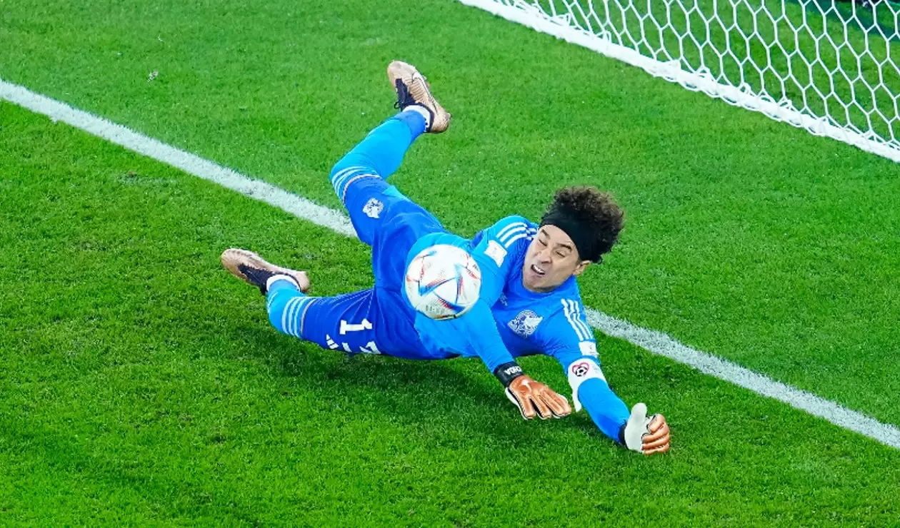 Memo Ochoa atajando el penal