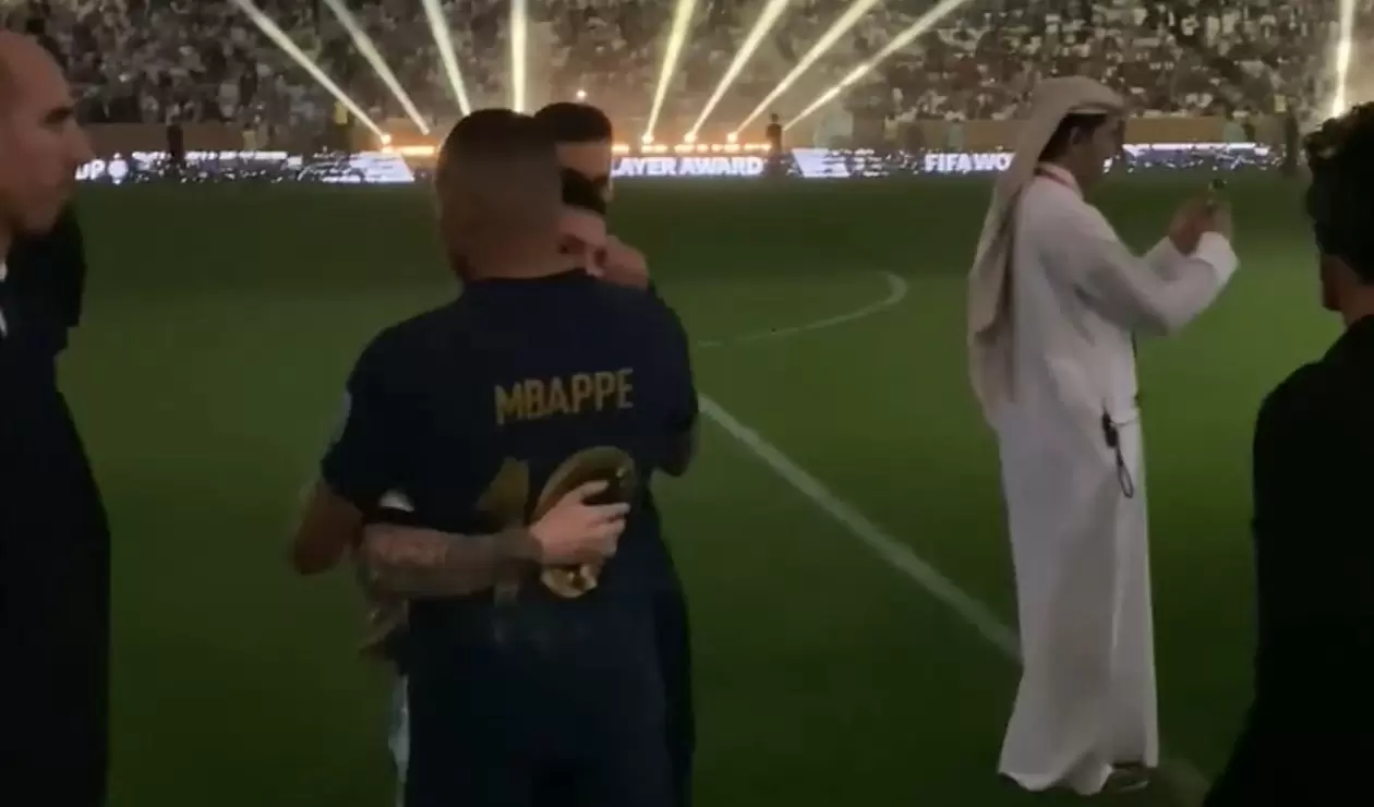 Messi y Mbappé se abrazan