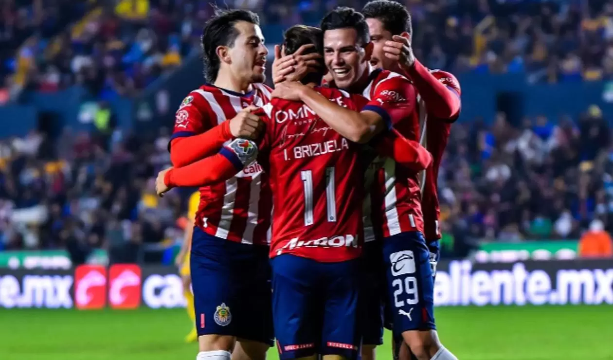 Jugadores de Chivas celebran el segundo gol