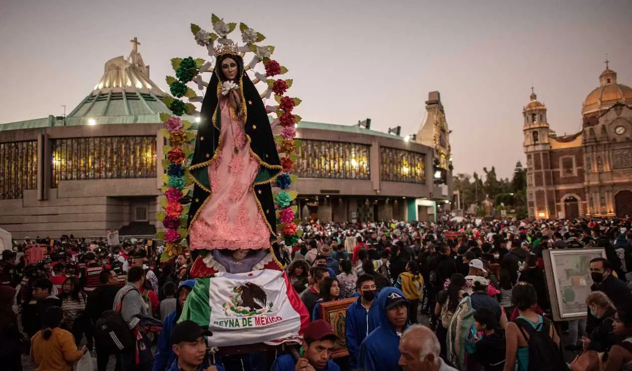 Multitud celebrando el día de la Virgen de Guadalupe