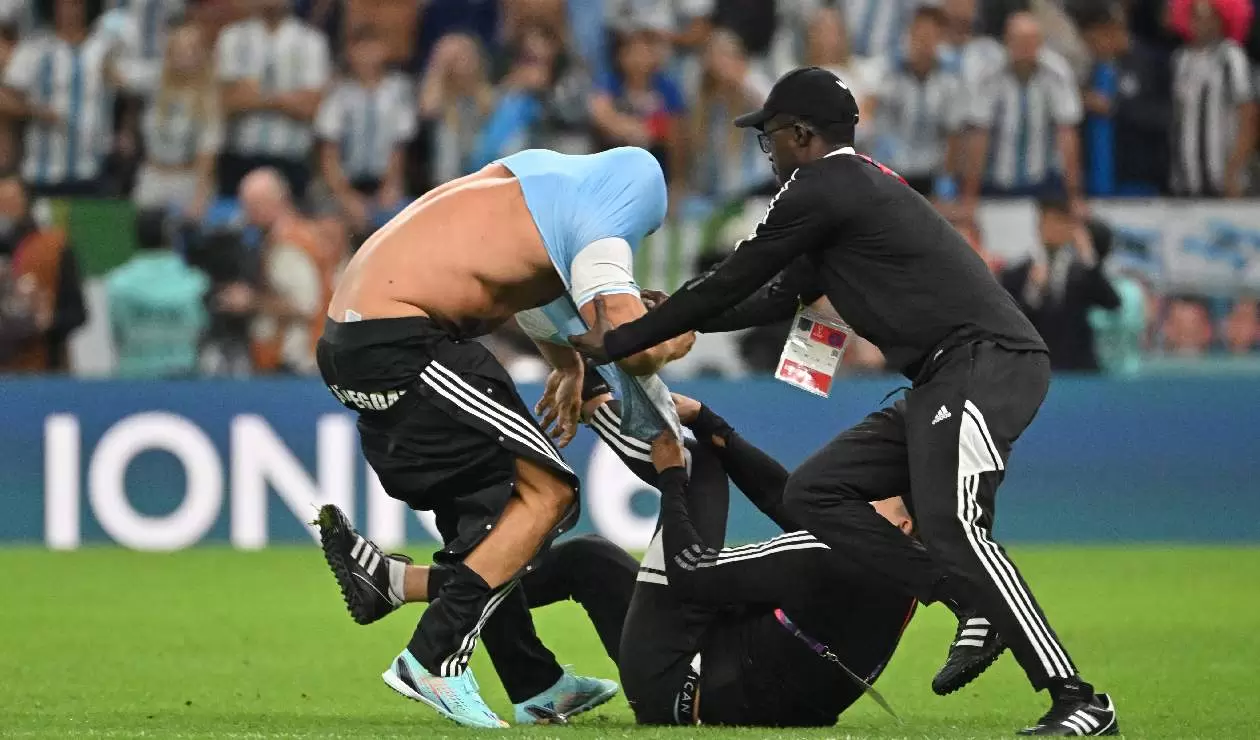 Hincha de Argentina se metió a la cancha