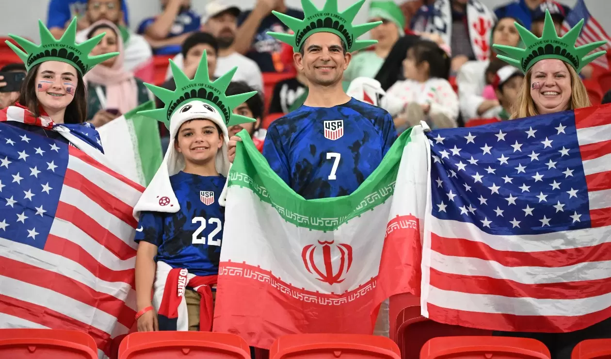 Hinchas americanos con bandera de Irán 1