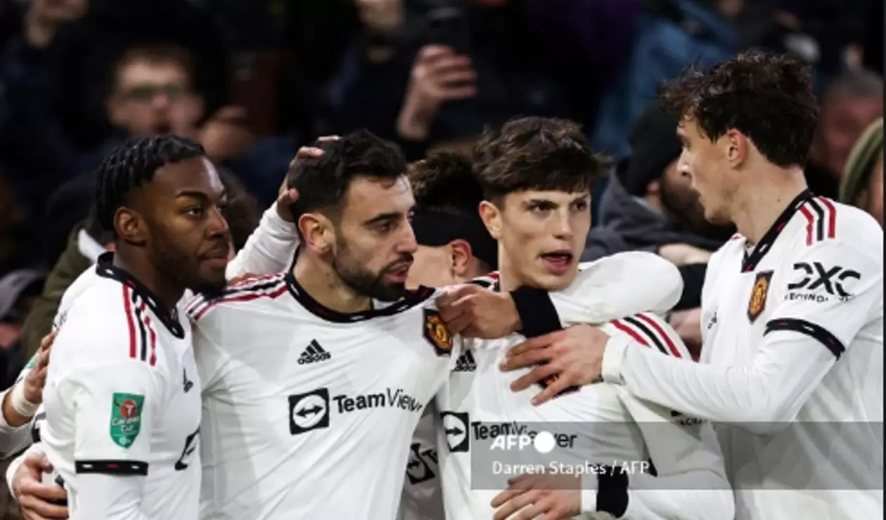 Jugadores de Manchester United, celebran gol.